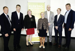 Peter Hammerschmidt, (Präsident Wirtschaftsgemeinschaft Baunatal), VW-Logistikleiter Jörg Fenstermann, Erste Stadträtin Silke Engler (Baunatal), Referentin Charlotte Wallin (Hochschule Kempten) Ladeinfrastrukturexperte Nicolas Spengler (EAM) E-Mobilitätsspezialist Manuel Krieg (Regionalmanagement) und VW-Sprecher Heiko Hillwig (v.l.). Peter Hammerschmidt, (Präsident Wirtschaftsgemeinschaft Baunatal), VW-Logistikleiter Jörg Fenstermann, Erste Stadträtin Silke Engler (Baunatal), Referentin Charlotte Wallin (Hochschule Kempten) Ladeinfrastrukturexperte Nicolas Spengler (EAM) E-Mobilitätsspezialist Manuel Krieg (Regionalmanagement) und VW-Sprecher Heiko Hillwig (v.l.).