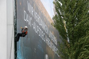 Mit einem gigantischen Plakat an der Fassade ihrer Kasseler Zentrale in der Bertha von Suttner-Straße macht die K+S Aktiengesellschaft seit Wochen auf den erfolgreichen Börsengang des Traditionsunternehmens aufmerksam. , Foto: Thomas Rosenthal Mit einem gigantischen Plakat an der Fassade ihrer Kasseler Zentrale in der Bertha von Suttner-Straße macht die K+S Aktiengesellschaft seit Wochen auf den erfolgreichen Börsengang des Traditionsunternehmens aufmerksam. , Foto: Thomas Rosenthal