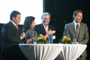 Unterschiedliche sachliche Positionen konnten die gute Stimmung bei der Podiumsdiskussion nicht trüben: (von links nach rechts) Minister Sigmar Gabriel, Moderatorin Marie-Louise Cardell, Unternehmer Friedhelm Scholten und EON-Vorstandsmitglied Dr. Dierk Paskert. Unterschiedliche sachliche Positionen konnten die gute Stimmung bei der Podiumsdiskussion nicht trüben: (von links nach rechts) Minister Sigmar Gabriel, Moderatorin Marie-Louise Cardell, Unternehmer Friedhelm Scholten und EON-Vorstandsmitglied Dr. Dierk Paskert.