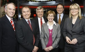Der scheidende Regierungspräsident Lutz Klein, Landgerichtspräsident Dr. Wolfgang Löffler, Dr. Walter Lübcke als Nachfolger Kleins, Pfarrerin Katrin Wienold-Hocke, Oberin des Kurhessischen Diakonissenhauses, Bischof Dr. Martin Hein und Gastgeberin Petra Nagel. Der scheidende Regierungspräsident Lutz Klein, Landgerichtspräsident Dr. Wolfgang Löffler, Dr. Walter Lübcke als Nachfolger Kleins, Pfarrerin Katrin Wienold-Hocke, Oberin des Kurhessischen Diakonissenhauses, Bischof Dr. Martin Hein und Gastgeberin Petra Nagel.