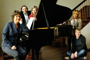 Das Kultursommer-Team: Intendantin Maren Matthes, Christoph Schluckwerder, Silke Bierwirth, Margit Schumann und Katja Rehor (v. l.). Foto: Mario Zgoll Das Kultursommer-Team: Intendantin Maren Matthes, Christoph Schluckwerder, Silke Bierwirth, Margit Schumann und Katja Rehor (v. l.). Foto: Mario Zgoll