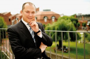 Professor Dr. Andreas Mann ist fasziniert von Zahlen, Fußball und seinem Fachgebiet: „Das ganze Leben ist Marketing“, Foto: Mario Zgoll Professor Dr. Andreas Mann ist fasziniert von Zahlen, Fußball und seinem Fachgebiet: „Das ganze Leben ist Marketing“, Foto: Mario Zgoll