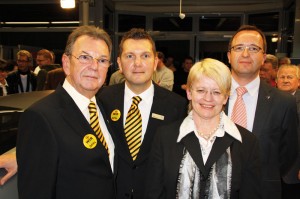 Auf der Feier des 50. Jubiläums (von links nach rechts): Werner und Jörg Heidenreich, Opel-Executive-Direktor Deutschland Michael Klaus und Witzenhausens Bürgermeisterin Angela Fischer. Foto: Mario Hauptmannl Auf der Feier des 50. Jubiläums (von links nach rechts): Werner und Jörg Heidenreich, Opel-Executive-Direktor Deutschland Michael Klaus und Witzenhausens Bürgermeisterin Angela Fischer. Foto: Mario Hauptmannl