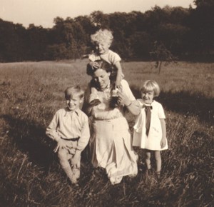 Geschäftsfrau und Mutter: Maria Bode mit ihren Kindern Thomas, Hildegard und Stephan. Foto: Familie Bode Geschäftsfrau und Mutter: Maria Bode mit ihren Kindern Thomas, Hildegard und Stephan. Foto: Familie Bode
