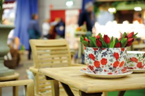 Grüner Wohnraum: Geschmackvolle Möbel und schöne Accessoires verwandeln den Garten in eine Oase mit Feriencharakter. Foto: gartenfestivals.de
