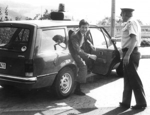 Endlich wieder frei und im Westen: Nach acht Monaten Stasi-Haft entsteigt Ernst Hubert von Michaelis einem Wagen des Bundesgrenzschutzes. Foto: Stefan Forbert/HNA