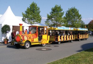 Von Greifvögeln übers Kistenklettern bis zu Himmelsstürmern und Mini-Shuttles: Am Tag der offenen Tür wartet der Industriepark Kassel-Waldau neben der Leistungsschau der ansässigen Unternehmen sowie einer Aus- und Weiterbildungsinitiative mit einem bunten Unterhaltungsprogramm für die ganze Familie auf. Fotos: nh Von Greifvögeln übers Kistenklettern bis zu Himmelsstürmern und Mini-Shuttles: Am Tag der offenen Tür wartet der Industriepark Kassel-Waldau neben der Leistungsschau der ansässigen Unternehmen sowie einer Aus- und Weiterbildungsinitiative mit einem bunten Unterhaltungsprogramm für die ganze Familie auf. Fotos: nh