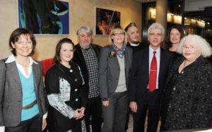 Gäste der 25. Kasseler Gespräche: Chemikerin Dr. Charlotte Herrnstadt, Maßschneiderin Stefanie Wolf, Fotograf Jörg Lantelmé, Moderatorin Petra Nagel, Koch Christoph Brand, Oberbürgermeister Bertram Hilgen, Sängerin Claudia Riemann und Maßschneiderin Gabi Seidl. Foto: nh Gäste der 25. Kasseler Gespräche: Chemikerin Dr. Charlotte Herrnstadt, Maßschneiderin Stefanie Wolf, Fotograf Jörg Lantelmé, Moderatorin Petra Nagel, Koch Christoph Brand, Oberbürgermeister Bertram Hilgen, Sängerin Claudia Riemann und Maßschneiderin Gabi Seidl. Foto: nh