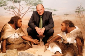 Dr. Kai Füldner, Direktor des Naturkundemuseums Kassel, neben Menschen, wie sie vor etwa 500.000 Jahren lebten