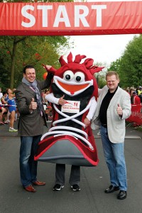 Die beiden Geschäftsführer von E.ON Mitte Vertrieb Ulrich Fischer (links) und Udo Rodenberg mit dem Marathon-Maskottchen. Foto: nh