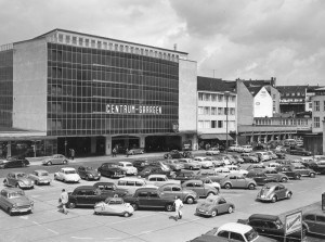 Das erste Kasseler Parkhochhaus, die „Centrum-Garagen“ am Anfang der Neuen Fahrt, nach einem Entwurf von Paul Bode. Foto: Stadtarchiv Kassel