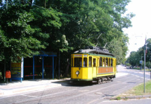 Jetzt fährt sie wieder: Ab Samstag, 7. Mai, und dann jeden ersten Samstag im Monat, pendelt die Oldie-Tram der, Jahrgang 1909, wieder vom Königsplatz zum Straßenbahnmuseum im KVG-Betriebshof Sandershäuser Straße. Foto: KVG AG