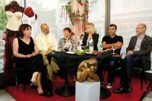 Petra Nagel inmitten einer illustren Talkrunde, bestehend aus Korsett-Expertin Susanne Braasch, Künstler Berahna Massoum und Stadtverordnetenvorsteherin Petra Friedrich (v.l.) sowie MT-Trainer Michael Roth und mhk-Gartenhistoriker Siegfried Hoß. Foto: Mario Zgoll