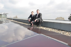 Bieten sonnige Perspektiven: Geschäftsführer Ulrich Fischer (rechts) und Markus Schulte (Leiter Privat- und Gewerbekunden). Foto: nh Bieten sonnige Perspektiven: Geschäftsführer Ulrich Fischer (rechts) und Markus Schulte (Leiter Privat- und Gewerbekunden). Foto: nh