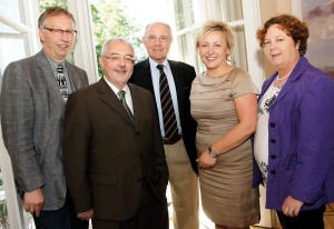Dieses Quintett legt sich für den nordhessischen Kultursommer und dessen langfristige Perspektiven ins Zeug (von links): Harald Kühlborn, Helmut Berger, Nikolaus Schuchhardt, Ilka Jastrzembowski und Heike Fehr-Harms. Foto: Mario Zgoll Dieses Quintett legt sich für den nordhessischen Kultursommer und dessen langfristige Perspektiven ins Zeug (von links): Harald Kühlborn, Helmut Berger, Nikolaus Schuchhardt, Ilka Jastrzembowski und Heike Fehr-Harms. Foto: Mario Zgoll