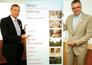 Dr. Ralf Beinhauer, stellvertretender Vorsitzender der Bürgerstiftung, und Vorsitzender sowie Sparkassen-Vorstand Ingo Buchholz.