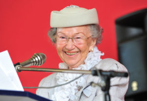 Anneliese Hartleb, „Frau Goethe“ feierte ihren 90. Geburtstag in der Ingenieurschule der Universität in Kassel. Foto: Bernd Schölzchen Anneliese Hartleb, „Frau Goethe“ feierte ihren 90. Geburtstag in der Ingenieurschule der Universität in Kassel. Foto: Bernd Schölzchen