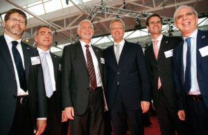 Die SMA-Vorstandsmitglieder Uwe Hertel, Marco Werner und Jürgen Dolle, Bundesumweltminister Dr. Norbert Röttgen, SMA-Vorstands- sprecher Pierre-Pascal Urbon und Aufsichtsratsvorsitzender Günther Cramer (v.l.). Foto: Mario Zgoll Die SMA-Vorstandsmitglieder Uwe Hertel, Marco Werner und Jürgen Dolle, Bundesumweltminister Dr. Norbert Röttgen, SMA-Vorstands- sprecher Pierre-Pascal Urbon und Aufsichtsratsvorsitzender Günther Cramer (v.l.). Foto: Mario Zgoll