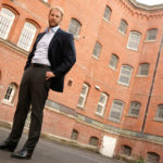 Christopher Posch im Hof des ehemaligen Untersuchungsgefängnisses Elwe. Foto: Mario Zgoll Christopher Posch im Hof des ehemaligen Untersuchungsgefängnisses Elwe. Foto: Mario Zgoll