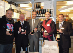 Christoph Brand "Fliegende Köche", Dieter Süßmuth  Betriebsleiter, Martin Engels Stadtrat, Martin Kupfer Weinfachberater und IHK-gepr. Sommelier und Frank Niemann Geschäftsleiter (v.l.). Foto: nh