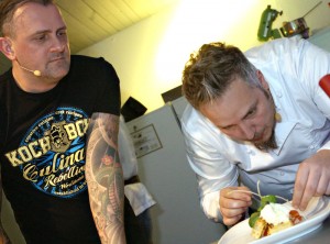 Heiko Schulz (Kochbox Berlin) und fliegende Köche-Chefkoch Christoph Brand (v.l.) kreierten für die Jérôme-Leser eine Steinbeißer-Waffel mit Flusskrebs-Sugo und Parmesan Espuma. Foto: Mario Zgoll