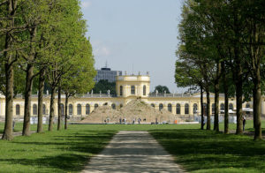 Statt Chinesen diesmal Riesen-Maulwürfe zu Gast? Vor der Orangerie sind große Erdhügel entstanden, die zumindest tief schürfende Fragen aufwerfen. Ab Mitte September werden sie indes ohnehin wieder platt gemacht. Foto: Mario Zgoll