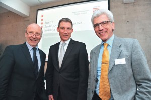 Entwicklung Nordhessens: Gemeinsam zogen der damalige Wirtschaftsminister Dieter Posch, Regionalmanager Holger Schach und Oberbürgermeister Bertram Hilgen im Frühjahr positive Zwischenbilanz. Foto: Bernd Schölzchen 