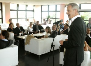 Verleger Conrad Fischer begrüßt die Gäste der Jérôme Event Lounge im Schlosshotel. Foto: Mario Zgoll Verleger Conrad Fischer begrüßt die Gäste der Jérôme Event Lounge im Schlosshotel. Foto: Mario Zgoll