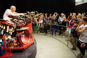 Llyn Foulkes heizte den Kids mit seiner „Machine“ gleich zum Auftakt kräftig ein. Foto: Mario Zgoll