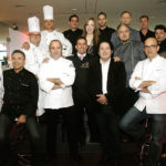 Gruppenbild mit Dame: Schlosshotel-Chef Dominik Hübler umringt von den renommierten Sterne- und Spitzenköchen der ersten Kasseler Schloss-Arena – und Sängerin Katja Friedenberg, die das Event musikalisch begleitete. Foto: Mario Zgoll Gruppenbild mit Dame: Schlosshotel-Chef Dominik Hübler umringt von den renommierten Sterne- und Spitzenköchen der ersten Kasseler Schloss-Arena – und Sängerin Katja Friedenberg, die das Event musikalisch begleitete. Foto: Mario Zgoll
