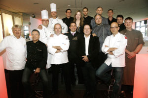 Gruppenbild mit Dame: Schlosshotel-Chef Dominik Hübler umringt von den renommierten Sterne- und Spitzenköchen der ersten Kasseler Schloss-Arena – und Sängerin Katja Friedenberg, die das Event musikalisch begleitete. Foto: Mario Zgoll Gruppenbild mit Dame: Schlosshotel-Chef Dominik Hübler umringt von den renommierten Sterne- und Spitzenköchen der ersten Kasseler Schloss-Arena – und Sängerin Katja Friedenberg, die das Event musikalisch begleitete. Foto: Mario Zgoll