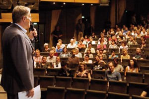 Start in die Spielzeit 2012/2013: Intendant Thomas Bockelmann begrüßt die Mitarbeiter des Staatstheaters Kassel an ihrem ersten Arbeitstag nach den Theaterferien im Opernhaus. Foto: Mario Zgoll