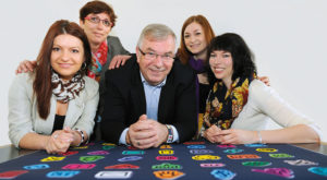 Anette Kapitza (Sekretariat), Sabine Heinemann (Mitarbeiterin Büro 1100); Hans-Jochem Weikert (Leiter des Haupt- und Bürgeramtes und Projektleiter Kassel 1100), Maria Boeck (Stadtteil- beauftragte Büro 1100) und Carina Mihr (Büroleiterin Büro 1100) (v.l.). Foto: nh