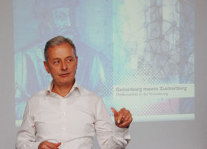 Verleger und Bernecker-Chef Conrad Fischer klärte auf über Fluch und Segen der digitalen Welt und wagte einen Ausblick auf das Mediennutzungsverhalten der Zukunft. Foto: Tobias Bräuning Verleger und Bernecker-Chef Conrad Fischer klärte auf über Fluch und Segen der digitalen Welt und wagte einen Ausblick auf das Mediennutzungsverhalten der Zukunft. Foto: Tobias Bräuning