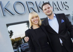 Ines Brandenburger und Stefan Textor eröffneten das Korkhaus in Kassel. Foto: Mario Zgoll