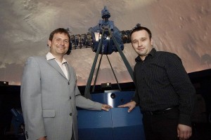 Dr. Karsten Gaulke (links), Leiter des Astronomisch Physikalischen Kabinetts, mit Vorführer Thomas Ecker vor dem Projektor im Planetarium. Foto: Mario Zgoll Dr. Karsten Gaulke (links), Leiter des Astronomisch Physikalischen Kabinetts, mit Vorführer Thomas Ecker vor dem Projektor im Planetarium. Foto: Mario Zgoll