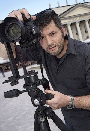 Grenzen. Darum geht es bei Andreas Weber häufig. Die natürlichen Grenzen der Kamera erweitert der 38-Jährige per Computerprogramm, die Grenzen des konventionellen Fotos durch seine 360-Grad-Fotografie. Foto: Mario Zgoll Grenzen. Darum geht es bei Andreas Weber häufig. Die natürlichen Grenzen der Kamera erweitert der 38-Jährige per Computerprogramm, die Grenzen des konventionellen Fotos durch seine 360-Grad-Fotografie. Foto: Mario Zgoll