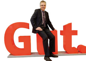 Fühlt sich pudelwohl in Nordhessen: Ingo Buchholz, seit Januar 2006 im Vorstand der Kasseler Sparkasse, dem er seit zwei Jahren vorsitzt. Foto: Mario Zgoll Fühlt sich pudelwohl in Nordhessen: Ingo Buchholz, seit Januar 2006 im Vorstand der Kasseler Sparkasse, dem er seit zwei Jahren vorsitzt. Foto: Mario Zgoll