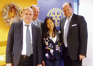 Drei Väter auf Zeit und eine junge Brasilianerin (v.l.): Ralf Bialke, Michael Reitz, Leticia Koary und Marco Soika. Foto: nh Drei Väter auf Zeit und eine junge Brasilianerin (v.l.): Ralf Bialke, Michael Reitz, Leticia Koary und Marco Soika. Foto: nh