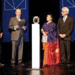 Preisübergabe: documenta-Geschäftsführer Bernd Leifeld, Bürgerpreis-Vorsitzender Hansjörg Melchior, Preisträgerin Vandana Shiva, Oberbürgermeister Betram Hilgen und Ehrenredner Klaus Töpfer, ehemaliger Exekutivdirektor des Umweltprogramms der Vereinten Nationen (v.l.) Foto: Mario Zgoll Preisübergabe: documenta-Geschäftsführer Bernd Leifeld, Bürgerpreis-Vorsitzender Hansjörg Melchior, Preisträgerin Vandana Shiva, Oberbürgermeister Betram Hilgen und Ehrenredner Klaus Töpfer, ehemaliger Exekutivdirektor des Umweltprogramms der Vereinten Nationen (v.l.) Foto: Mario Zgoll
