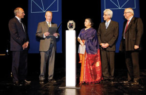 Preisübergabe: documenta-Geschäftsführer Bernd Leifeld, Bürgerpreis-Vorsitzender Hansjörg Melchior, Preisträgerin  Vandana Shiva, Oberbürgermeister Betram Hilgen und  Ehrenredner Klaus Töpfer, ehemaliger Exekutivdirektor des Umweltprogramms der Vereinten Nationen (v.l.) Foto: Mario Zgoll