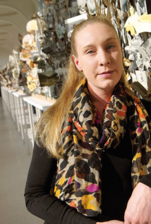 Eigentlich kommentiert der weitverzweigte Clan des legendären documenta-Gründers und Leiters der ersten vier Ausstellungen moderner Kunst in Kassel die Arbeit seiner Nachfolger nicht. Arnold Bodes Großnichte Kathrin Bode hat trotzdem exklusiv mit Jérôme gesprochen. Nicht nur über dOCUMENTA 13, auch über die Familiengeschichte. Foto: Mario Zgoll