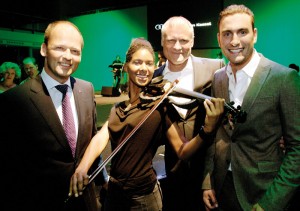 Glinicke-Regionalleiter Carsten Bachmann,Volker Link als Chef des Audi Zentrums und Verkaufsleiter Bastian Laumeier genossen den Abend auch musikalisch. Foto: Mario Zgoll