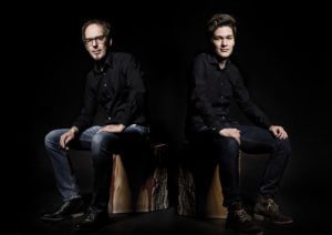 Klassische Formen, modern interpretiert und mit neuester Technik versehen – darauf verstehen sich Mathias (links) und Tobias Pelz. In ihrem Kaminzimmer in Kassel präsentieren sie die ursprünglichste Art zu heizen in ihrer modernsten Form. Foto: nh