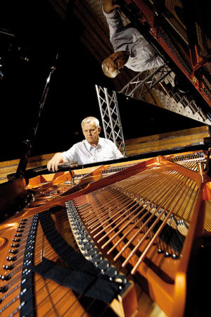 Der Vorzeige-Klavierstimmer Jerzy Zaremba brachte alle Stars in die richtige Stimmung – und geht nun in Rente. Foto: Mario Zgoll Der Vorzeige-Klavierstimmer Jerzy Zaremba brachte alle Stars in die richtige Stimmung – und geht nun in Rente. Foto: Mario Zgoll