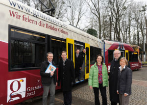 Walter Bien (Bereichsleiter Lokale Aufgabenträger der KVG AG), Dr. Thorsten Smidt (Kurator der Landesausstellung EXPEDITION GRIMM), Christian Schuppe (Stellv. Leiter des Bereichs „Technik und Fahrzeuge“ der KVG AG), Harald Rotter (Niederlassungsleiter Ströer Deutsche Städte Medien), Sybille Schröpel (Hessisches Ministerium für Wissenschaft und Kunst), Norbert Witte (Vorstand der KVG AG) und Angelika Hüppe (Geschäftsführerin Kassel Marketing) (v.l.). Foto: nh