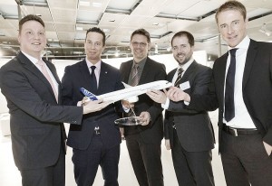 WFG-Geschäftsführer Kai Lorenz Wittrock, Wirtschaftsminister Florian Rentsch, HOLM-Geschäftsführer Dr. Stefan Walter, Prof. Dr. Alexander Bode (TU Darmstadt) und der CCA-Projektleiter und zukünftige HESSEN Aviation-Koordinator Dr. Matthias Jahnke (v.l.). Foto nh