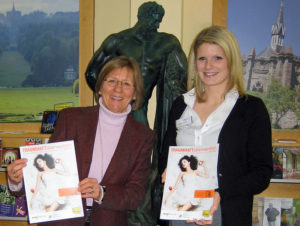 ´Angelika Hüppe, Geschäftsführerin der Kassel Marketing GmbH, und Stefanie Töpfer, Mitarbeiterin der Tourist Information. Foto: nh