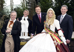 Haben gemeinsam den Märchenwald im Europa-Park Rust eröffnet (v. li.): Jacob und Wilhelm Grimm alias Carlo Ghirardelli und Stefan Becker, Roland Mack (Europa-Park Rust), Caroline Noeding (Miss Germany) sowie Holger Schach (Regionalmanagement Nordhessen). Foto: nh