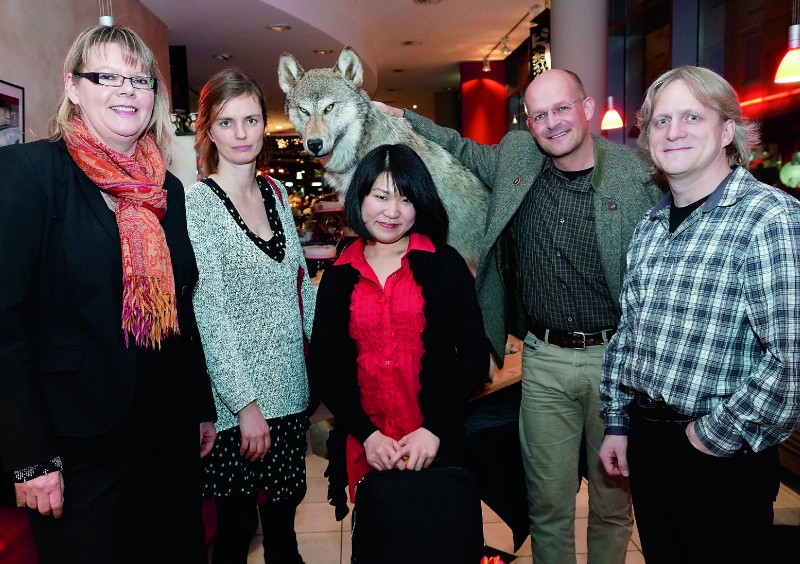 Gastgeberin Petra Nagel mit Künstlerin Maja Oschmann, Violinistin Tianwa Yang, Museumsleiter Dr. Kai Füldner und Oscar-Preisträger Thomas Stellmach. Foto: Mario Zgoll Gastgeberin Petra Nagel mit Künstlerin Maja Oschmann, Violinistin Tianwa Yang, Museumsleiter Dr. Kai Füldner und Oscar-Preisträger Thomas Stellmach. Foto: Mario Zgoll